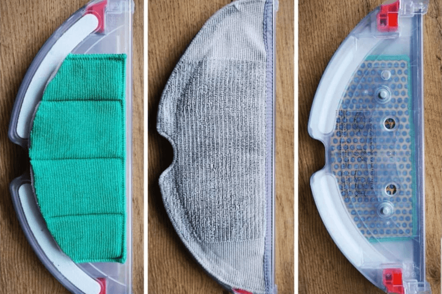 Ein Mikrofasertuch wird zwischen die Wischplatte und den Wischmopp gelegt.